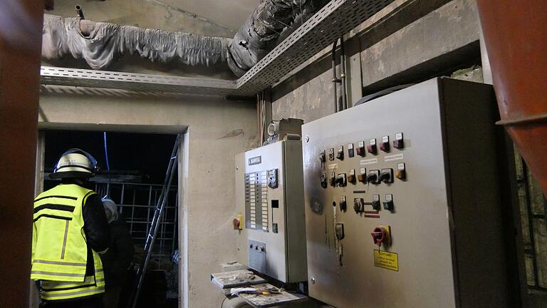 Im Heizungsraum wurden zwei Schaltkästen sowie die Isolierung der Rohrleitungen an der Decke durch das Feuer zerstört. Im Heizungsraum wurden zwei Schaltkästen sowie die Isolierung der Rohrleitungen an der Decke durch das Feuer zerstört.