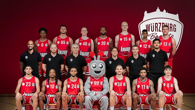 Das Team der Würzburg Baskets in der Saison 2022/2023. Zu diesem Namen kehrten die Bundesliga-Basketballer aus Würzburg im Sommer 2022 zurück, nachdem sie vorher lange als s.Oliver Baskets Würzburg oder s.Oliver Würzburg aufliefen. Welche Historie hat der Basketball in Würzburg und welche Erfolge, Spieler und Trainer gab es in der Vergangenheit. Das Team der Würzburg Baskets in der Saison 2022/2023. Zu diesem Namen kehrten die Bundesliga-Basketballer aus Würzburg im Sommer 2022 zurück, nachdem sie vorher lange als s.Oliver Baskets Würzburg oder s.Oliver Würzburg aufliefen. Welche Historie hat der Basketball in Würzburg und welche Erfolge, Spieler und Trainer gab es in der Vergangenheit.