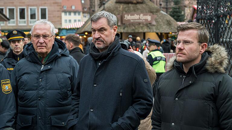 Bayerns Innenminister Joachim Herrmann (von links), Ministerpräsident Markus Söder und Nürnbergs Oberbürgermeister Marcus König bei einem Besuch auf dem Nürnberger Christkindlesmarkt am Samstag. Bayerns Innenminister Joachim Herrmann (von links), Ministerpräsident Markus Söder und Nürnbergs Oberbürgermeister Marcus König bei einem Besuch auf dem Nürnberger Christkindlesmarkt am Samstag.