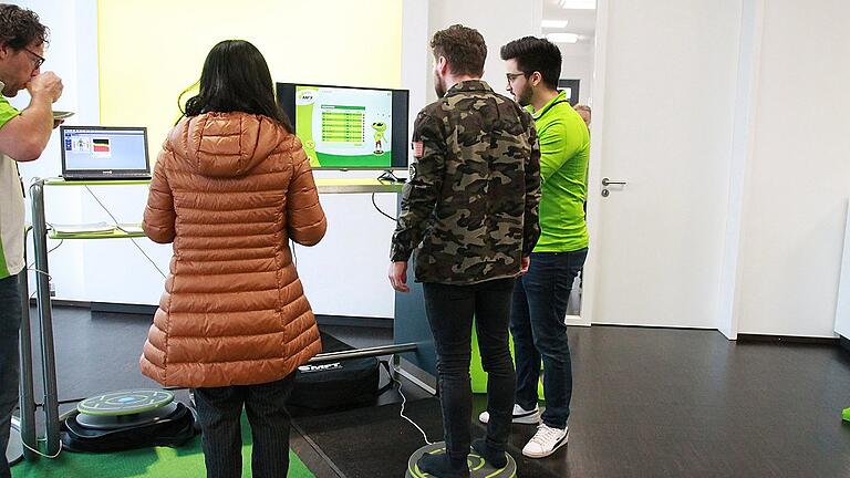 An zwei Stationen mit Balanceplatten konnten Mitarbeiter von „Miwe“ ihre Gleichgewichts- und Reaktionsfähigkeit testen. An zwei Stationen mit Balanceplatten konnten Mitarbeiter von „Miwe“ ihre Gleichgewichts- und Reaktionsfähigkeit testen.