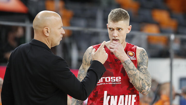 Trainer Denis Wucherer beim Pokalspiel der Baskets in Ulm im Austausch mit seinem Neuzugang Micah Downs