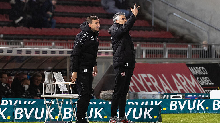 Das Trainerteam Benny (links) und Danny Schwarz will nach zuletzt schwacher Leistung der Würzburger Kickers zum Abschluss der englischen Woche beim Halleschen FC eine Reaktion sehen. Das Trainerteam Benny (links) und Danny Schwarz will nach zuletzt schwacher Leistung der Würzburger Kickers zum Abschluss der englischen Woche beim Halleschen FC eine Reaktion sehen.