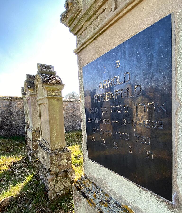 Auf dem jüdischen Friedhof in Creglingen (Main-Tauber-Kreis): Grabstein von Arnold Rosenfeld, gestorben am 2. April 1933 in einem Würzburger Krankenhaus. Er ist ein Opfer des Pogroms vom 25. März 1933. Auf dem jüdischen Friedhof in Creglingen (Main-Tauber-Kreis): Grabstein von Arnold Rosenfeld, gestorben am 2. April 1933 in einem Würzburger Krankenhaus. Er ist ein Opfer des Pogroms vom 25. März 1933.