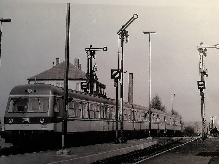 Ein Personenzug 1973 am Bahnhof von Gerolzhofen.