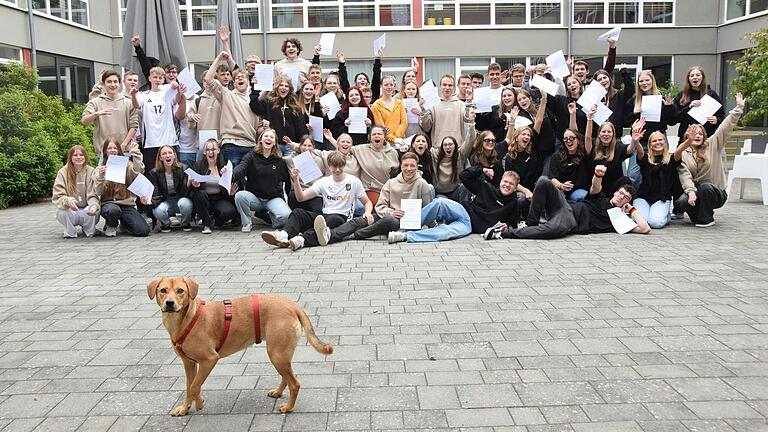 Alle Last ist abgefallen, jetzt darf erst einmal das frisch bestandene Abitur gefeiert werden. Alle Last ist abgefallen, jetzt darf erst einmal das frisch bestandene Abitur gefeiert werden.
