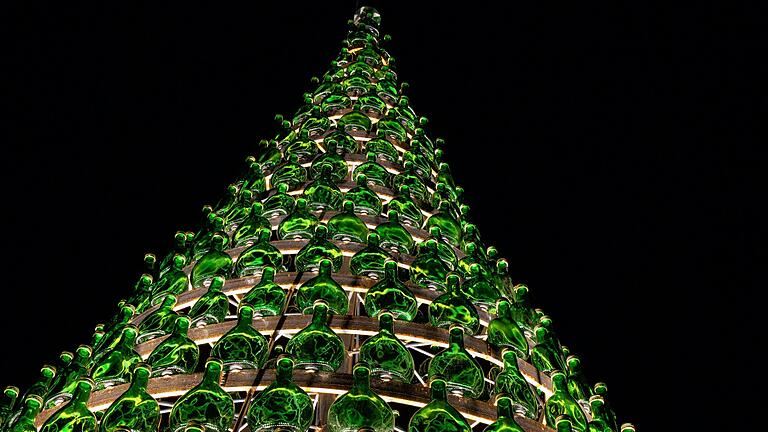 Sogar einen Weihnachtsbaum aus Bocksbeuteln hat die Mainschleife schon: In Nordheim werden dafür 1100 kleine Bocksbeutel an eine 5,4 Meter hohe Stahlkonstruktion gebaut. Sogar einen Weihnachtsbaum aus Bocksbeuteln hat die Mainschleife schon: In Nordheim werden dafür 1100 kleine Bocksbeutel an eine 5,4 Meter hohe Stahlkonstruktion gebaut.