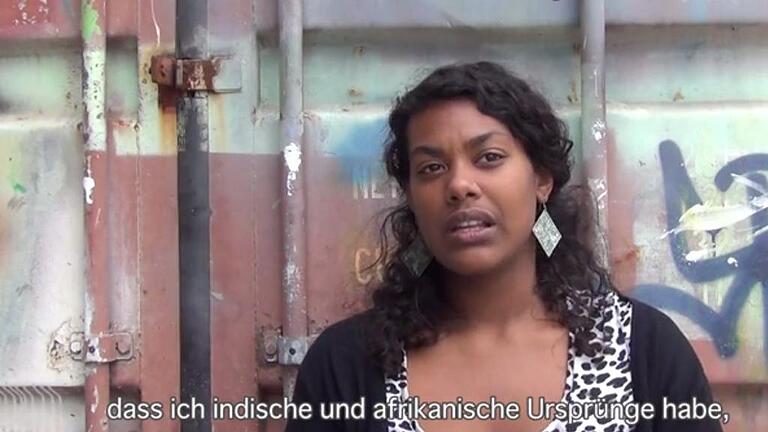 Nathanelle Victoire aus La Réunion erzählt in dem preisgekrönten Kurzfilm von Joey Arand über die Wurzeln ihrer Familie. Nathanelle Victoire aus La Réunion erzählt in dem preisgekrönten Kurzfilm von Joey Arand über die Wurzeln ihrer Familie.