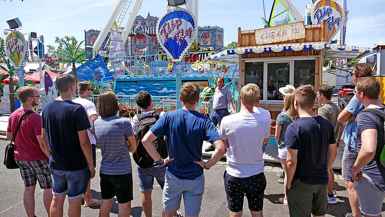 Thomas Clauß, Betreiber des „Flipfly“ auf dem Volksfest in Schweinfurt, erläuterte den Maschinenbau-Studierenden technische Daten zur Überkopf-Schaukel. Thomas Clauß, Betreiber des „Flipfly“ auf dem Volksfest in Schweinfurt, erläuterte den Maschinenbau-Studierenden technische Daten zur Überkopf-Schaukel.