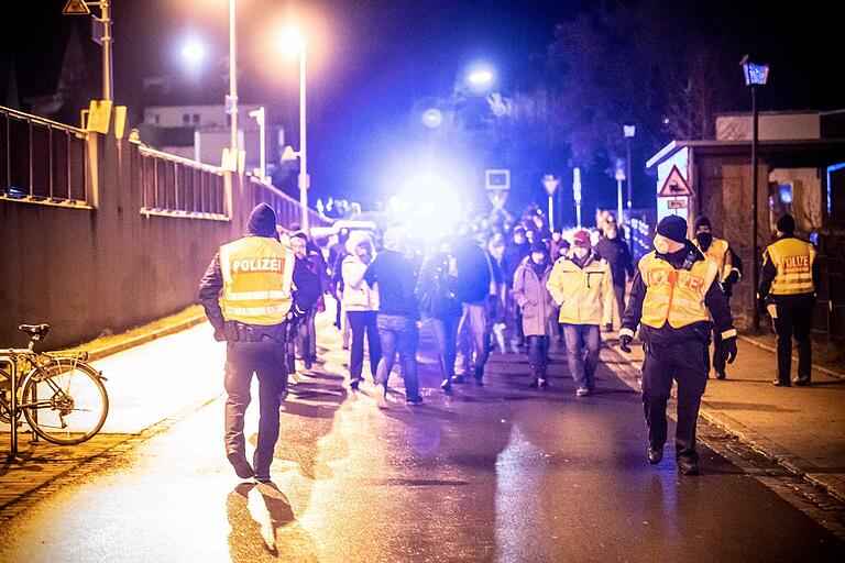 Alles andere als harmlos: Bereits bei den Protesten gegen Corona-Maßnahmen in Ebern (das Foto entstand am 5. Januar 2022) waren rechtsradikale Personen maßgeblich beteiligt. Alles andere als harmlos: Bereits bei den Protesten gegen Corona-Maßnahmen in Ebern (das Foto entstand am 5. Januar 2022) waren rechtsradikale Personen maßgeblich beteiligt.