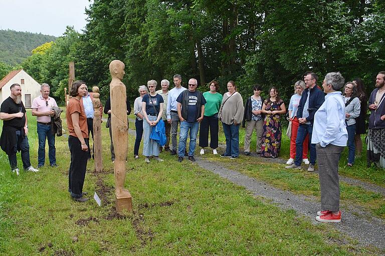 Clara Potrykus' Werk 'angepasst' zeigt eine menschliche Skulptur.