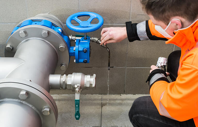 Chemielaborant Florian Fiedler lässt die ersten Tropfen nach der Sterilisation des Wasserhahns ab. Chemielaborant Florian Fiedler lässt die ersten Tropfen nach der Sterilisation des Wasserhahns ab.