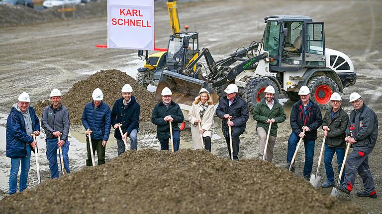 Spatenstich für die neue Produktionshalle des Unternehmens Karl Schnell in Creglingen: Gemeinsam mit Geschäftsführer Ernst-Otto Schnell (Dritter von links), Betriebsleiter Philipp Schnell (Vierter von links), Bürgermeister Uwe Hehn (Fünfter von rechts), Dezernentin Ursula Mühleck (Bildmitte) sowie weiteren Mitarbeiterinnen und Mitarbeitern hat Landrat Christoph Schauder (Fünfter von links) den Spatenstich für den Neubau gesetzt. Spatenstich für die neue Produktionshalle des Unternehmens Karl Schnell in Creglingen: Gemeinsam mit Geschäftsführer Ernst-Otto Schnell (Dritter von links), Betriebsleiter Philipp Schnell (Vierter von links), Bürgermeister Uwe Hehn (Fünfter von rechts), Dezernentin Ursula Mühleck (Bildmitte) sowie weiteren Mitarbeiterinnen und Mitarbeitern hat Landrat Christoph Schauder (Fünfter von links) den Spatenstich für den Neubau gesetzt.