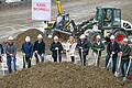 Spatenstich für die neue Produktionshalle des Unternehmens Karl Schnell in Creglingen: Gemeinsam mit Geschäftsführer Ernst-Otto Schnell (Dritter von links), Betriebsleiter Philipp Schnell (Vierter von links), Bürgermeister Uwe Hehn (Fünfter von rechts), Dezernentin Ursula Mühleck (Bildmitte) sowie weiteren Mitarbeiterinnen und Mitarbeitern hat Landrat Christoph Schauder (Fünfter von links) den Spatenstich für den Neubau gesetzt.