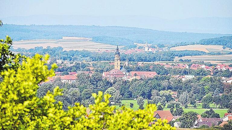 Blick vom Berghäuschen über Bad Königshofen bis in die Rhön. Im Vordergrund rechts Ipthausen. Dort ist Arnulf Mann Zuhause, der seit 25 Jahren als phänologischer Beobachter für den Deutschen Wetterdienst tätig ist. Blick vom Berghäuschen über Bad Königshofen bis in die Rhön. Im Vordergrund rechts Ipthausen. Dort ist Arnulf Mann Zuhause, der seit 25 Jahren als phänologischer Beobachter für den Deutschen Wetterdienst tätig ist.