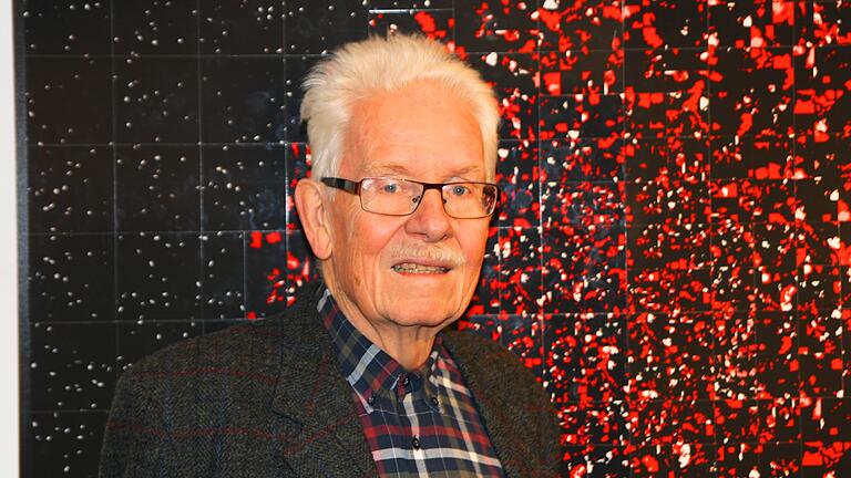 "Eine Nova, aber keine Supernova", sagt der Künstler Hans Siethoff vor seinem Bild in der neuen Spitäle-Ausstellung. "Eine Nova, aber keine Supernova", sagt der Künstler Hans Siethoff vor seinem Bild in der neuen Spitäle-Ausstellung.