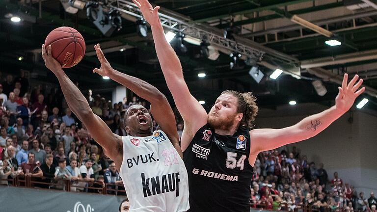 Ein Foto aus der Vergangenheit: John Bryant versucht 2018 in der gefüllten s.Oliver Arena Würzburgs damaligen Spielmacher Cameron Wells am Korberfolg zu hindern. Damals verloren die Baskets die Partie mit 81:85 (49:49), am Dienstag gastiert Bryant mit Gießen mal wieder in Würzburg.