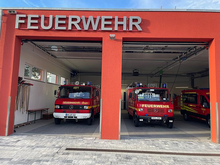 Die beiden alten Löschfahrzeuge der Feuerwehr Gädheim-Ottendorf sind rund 30 Jahre alt und haben mittlerweile einige Mängel. Die beiden alten Löschfahrzeuge der Feuerwehr Gädheim-Ottendorf sind rund 30 Jahre alt und haben mittlerweile einige Mängel.