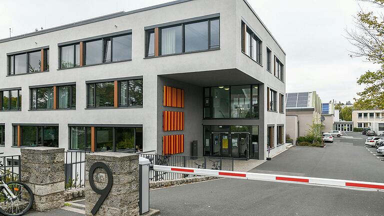 Die weiterführenden Schulen BOS und FOS sind gemeinsam mit der Berufschule in der Franz Oberthür Schule untergebracht. Anders als geplant, wird es hier keine Erweiterung geben. Die weiterführenden Schulen BOS und FOS sind gemeinsam mit der Berufschule in der Franz Oberthür Schule untergebracht. Anders als geplant, wird es hier keine Erweiterung geben.