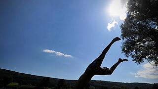 Riskantes Baden im Fluss       -  Ab ins kühle Nass: Bei sommerlichen Temperaturen zieht es viele Menschen ans Wasser. Neben Freibädern und Badeseen wird dabei auch das Schwimmen in Flüssen immer beliebter. Doch es ist Vorsicht geboten, denn in Main, Rhein und Co. zu planschen, kann gefährlich sein.