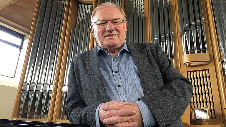 Im Orgelsaal der Berufsfachschule für Musik hat Ernst Oestreicher schon Generationen von Musikschülern unterrichtet. Hier werden auch die großen Ensembles dirigiert.