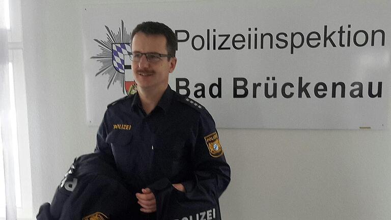 Dienstbekleidung und Ausrüstungsgegenstände hat Jürgen Schmitt schon einmal für den Umzug über den Arm genommen. Der Polizeihauptkommissar wechselt von Bad Brückenau nach Schweinfurt. Foto: Rolf Pralle - Dienstbekleidung und Ausrüstungsgegenstände hat Jürgen Schmitt schon einmal für den Umzug über den Arm genommen. Der Polizeihauptkommissar wechselt von Bad Brückenau nach Schweinfurt. Foto: Rolf Pralle Dienstbekleidung und Ausrüstungsgegenstände hat Jürgen Schmitt schon einmal für den Umzug über den Arm genommen. Der Polizeihauptkommissar wechselt von Bad Brückenau nach Schweinfurt. Foto: Rolf Pralle - Dienstbekleidung und Ausrüstungsgegenstände hat Jürgen Schmitt schon einmal für den Umzug über den Arm genommen. Der Polizeihauptkommissar wechselt von Bad Brückenau nach Schweinfurt. Foto: Rolf Pralle