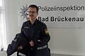 Dienstbekleidung und Ausrüstungsgegenstände hat Jürgen Schmitt schon einmal für den Umzug über den Arm genommen. Der Polizeihauptkommissar wechselt von Bad Brückenau nach Schweinfurt. Foto: Rolf Pralle       -  Dienstbekleidung und Ausrüstungsgegenstände hat Jürgen Schmitt schon einmal für den Umzug über den Arm genommen. Der Polizeihauptkommissar wechselt von Bad Brückenau nach Schweinfurt. Foto: Rolf Pralle