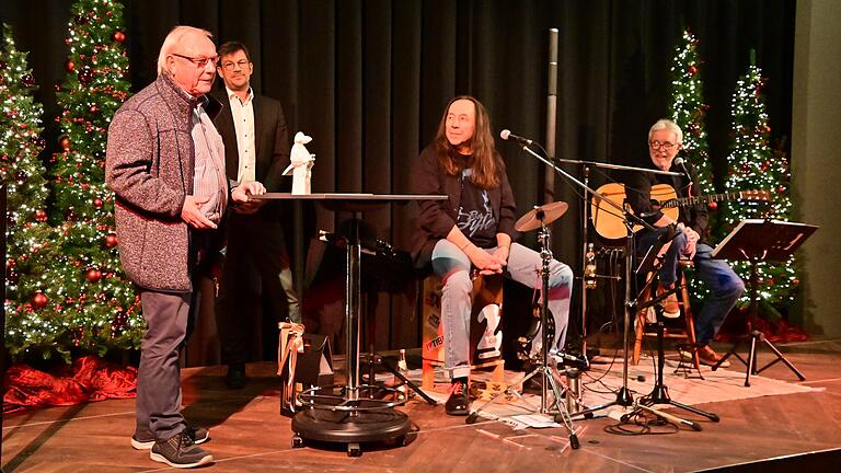 Drei Abschiede musste Bürgermeister Alexander Knahn (Zweiter von links) auf der Bühne der Kulturscheune vermelden: Höchbergs Kulturreferent Reinhard Klinger sowie die Musiker Harald Fuchs und Kurt Faber (von links) beendeten ihr Bühnenleben.