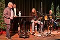 Drei Abschiede musste Bürgermeister Alexander Knahn (Zweiter von links) auf der Bühne der Kulturscheune vermelden: Höchbergs Kulturreferent Reinhard Klinger sowie die Musiker Harald Fuchs und Kurt Faber (von links) beendeten ihr Bühnenleben.