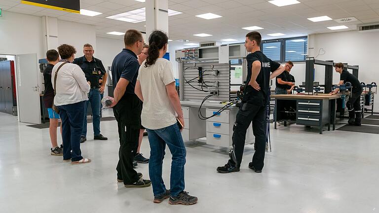Im MIWE Ausbildungszentrum (MAZ) tauchen Besucher in die Welt der gewerblichen Ausbildungsberufe, wie Mechatroniker oder Elektroniker für Betriebstechnik, ein, um die Facetten der modernen Fertigungstechnik hautnah zu erleben. Im MIWE Ausbildungszentrum (MAZ) tauchen Besucher in die Welt der gewerblichen Ausbildungsberufe, wie Mechatroniker oder Elektroniker für Betriebstechnik, ein, um die Facetten der modernen Fertigungstechnik hautnah zu erleben.