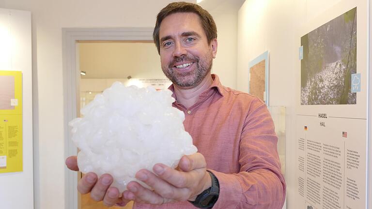 Museumschef Oliver Wings zeigt das größte jemals dokumentierte Hagelkorn – jetzt aus Plastik. Museumschef Oliver Wings zeigt das größte jemals dokumentierte Hagelkorn – jetzt aus Plastik.