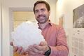 Museumschef Oliver Wings zeigt das größte jemals dokumentierte Hagelkorn – jetzt aus Plastik.