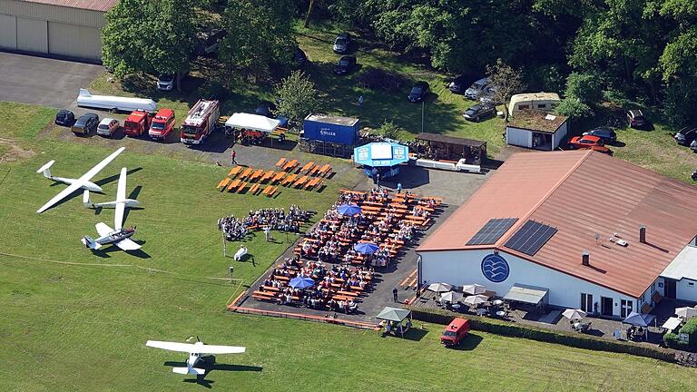 Den Flugplatz-Gottesdienst besuchten viele Gemeinde-Mitglieder der umgebenden Kirchengemeinden. Den Flugplatz-Gottesdienst besuchten viele Gemeinde-Mitglieder der umgebenden Kirchengemeinden.