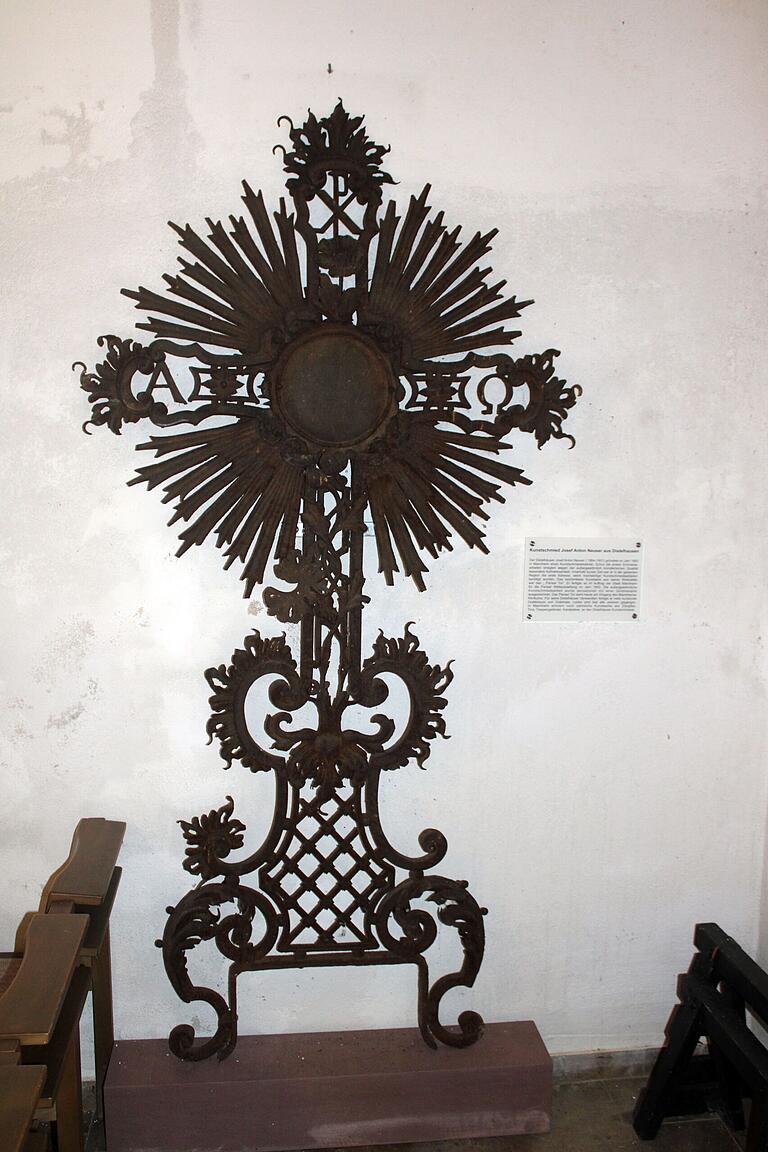 Grabkreuz des 1894 verstorbenen Vaters in der Wolfgangskapelle in Distelhausen Grabkreuz des 1894 verstorbenen Vaters in der Wolfgangskapelle in Distelhausen