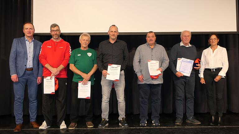 Ab zweiter von links: Martin Finger, Heinz Seyfried, Thorsten Bräuter, Heinz Schmidt und Albrecht Ruß wurden als 'stille Stars' für ihr außergewöhnliches ehrenamtliches Engagement von dem stellvertretenden Landrat Michael Ziegler (links) und Burgprepachs Bürgermeisterin Marion Hilton-Fleischmann (rechts) geehrt. Ab zweiter von links: Martin Finger, Heinz Seyfried, Thorsten Bräuter, Heinz Schmidt und Albrecht Ruß wurden als 'stille Stars' für ihr außergewöhnliches ehrenamtliches Engagement von dem stellvertretenden Landrat Michael Ziegler (links) und Burgprepachs Bürgermeisterin Marion Hilton-Fleischmann (rechts) geehrt.