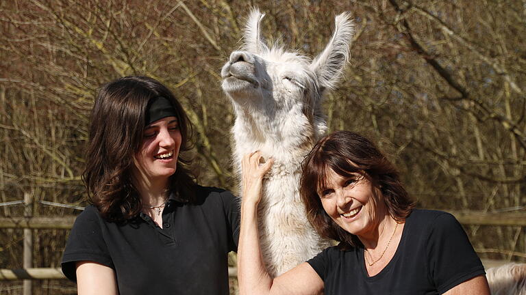 Auszubildende Antonia Dinkel (links) und Besitzerin Birgit Appel-Wimschneider mit Lama - Auszubildende Antonia Dinkel (links) und Besitzerin Birgit Appel-Wimschneider mit Lama Auszubildende Antonia Dinkel (links) und Besitzerin Birgit Appel-Wimschneider mit Lama - Auszubildende Antonia Dinkel (links) und Besitzerin Birgit Appel-Wimschneider mit Lama
