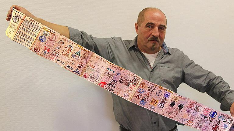 Stempel aller Kirchen, die er besuchte, und aller Herbergen, in denen er  übernachtete, hat Robert Reuscher in seinem Pilgerausweis gesammelt. 82 Tage  brauchte er für den Weg von Burghausen nach Santiago de Compostela. Foto:  Dieter Britz       -  Stempel aller Kirchen, die er besuchte, und aller Herbergen, in denen er  übernachtete, hat Robert Reuscher in seinem Pilgerausweis gesammelt. 82 Tage  brauchte er für den Weg von Burghausen nach Santiago de Compostela. Foto:  Dieter Britz