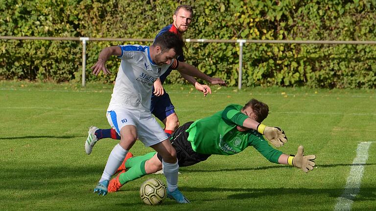 Kein Tor: Christoph Schmidt (SV Euerbach/Kützberg), der hier die Höchberger Dominik Daxhammer (grünes Trikot) und David Schug vor Probleme stellt, stand zuvor im Abseits.