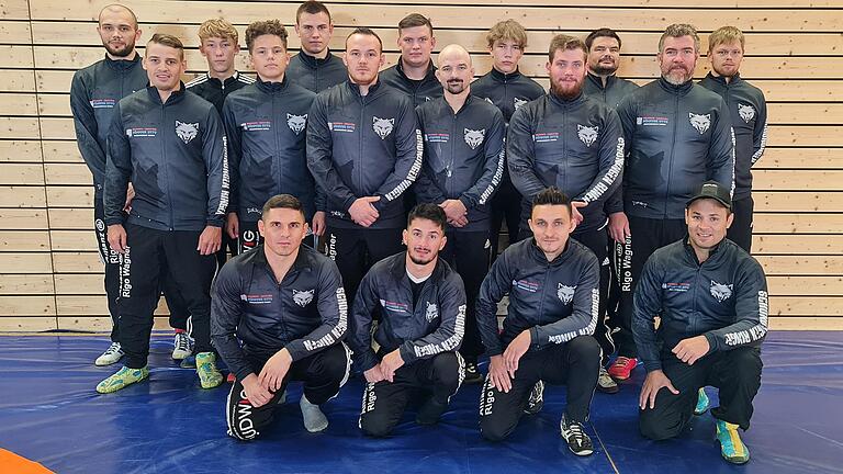 Die Ringer des RSV Schonungen vor dem Start der Saison 2021 (erste und zweite Mannschaft).
Hinten von links: Felix Full, Nino Puhalo, Florian Doile, Tobias Doile, Nikas Justus, Oliver Gräb, Adrian Michel.
Mitte von links: Tobias Hofmann, Robert Konschu, Andreas Hümpfer, Marco Greifelt, Simon Müller, Michael Justus.
Vorne von links: Marian Periteanu, Alexandru Mandica, Gamsat Klein, Rudi Schwanke.
Es fehlen: Linus Gerhardt, Willi Merz, Machs Gelaschanov, Dimitri Andronov, Markus Schäfer, Jens Müller, Stefan Pfister, Lucian Topf, Abduluakhid Tileules. Die Ringer des RSV Schonungen vor dem Start der Saison 2021 (erste und zweite Mannschaft).
Hinten von links: Felix Full, Nino Puhalo, Florian Doile, Tobias Doile, Nikas Justus, Oliver Gräb, Adrian Michel.
Mitte von links: Tobias Hofmann, Robert Konschu, Andreas Hümpfer, Marco Greifelt, Simon Müller, Michael Justus.
Vorne von links: Marian Periteanu, Alexandru Mandica, Gamsat Klein, Rudi Schwanke.
Es fehlen: Linus Gerhardt, Willi Merz, Machs Gelaschanov, Dimitri Andronov, Markus Schäfer, Jens Müller, Stefan Pfister, Lucian Topf, Abduluakhid Tileules.