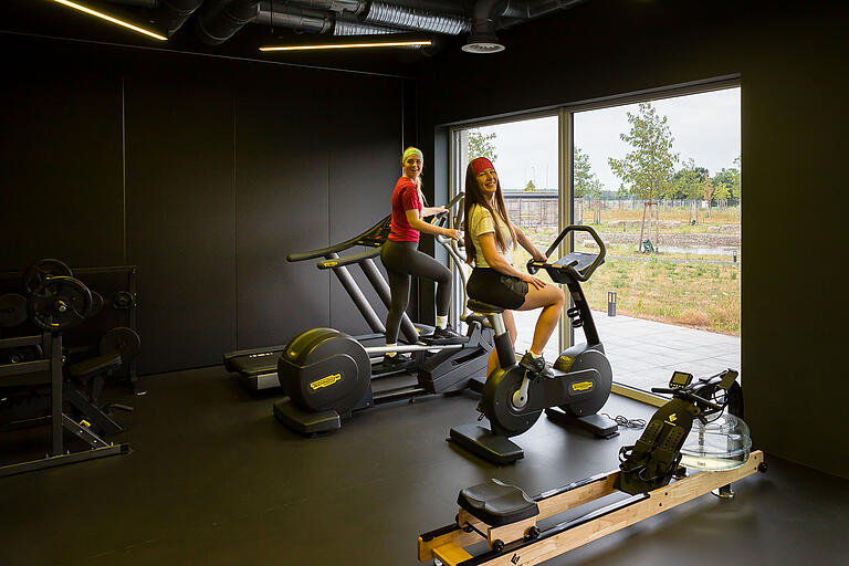 Ein Fitnessraum für die Mitarbeiterinnen und Mitarbeiter: mit Blick ins Grüne. Ein Fitnessraum für die Mitarbeiterinnen und Mitarbeiter: mit Blick ins Grüne.