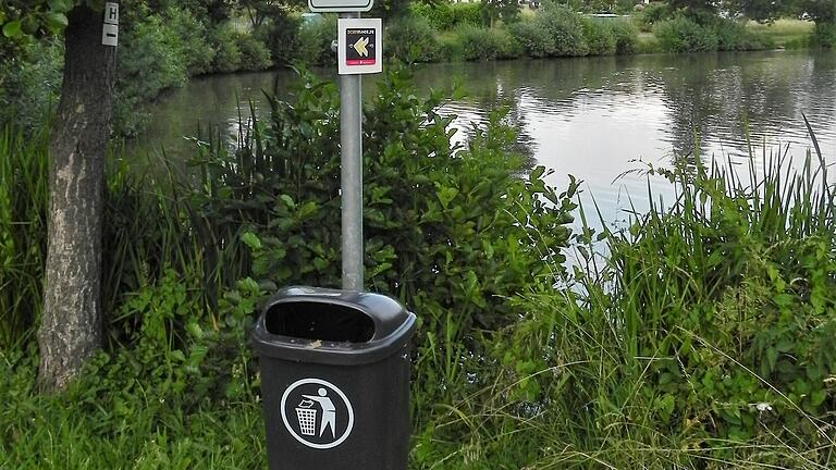 Immer wieder gibt es Ärger mit den Hunderhaltern in Hohenroth. Sie führen ihre Hunde rund um den See Gassi und lassen die Haufen einfach liegen. Das geht nicht, hieß es in der Sitzung des Gemeinderates. Die Haufen gehören in einen Beutel und können in dem Abfalleimer, der am See aufgestellt ist, entsorgt werden. Immer wieder gibt es Ärger mit den Hunderhaltern in Hohenroth. Sie führen ihre Hunde rund um den See Gassi und lassen die Haufen einfach liegen. Das geht nicht, hieß es in der Sitzung des Gemeinderates. Die Haufen gehören in einen Beutel und können in dem Abfalleimer, der am See aufgestellt ist, entsorgt werden.