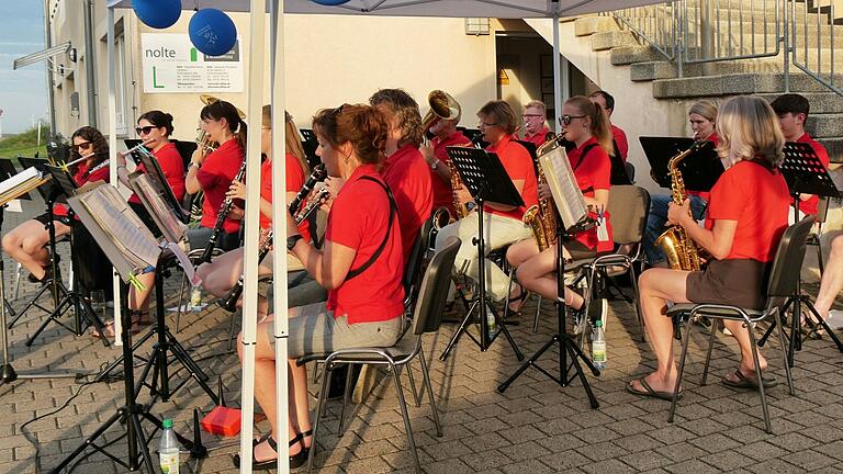 Beim Dämmerschoppen des Musikvereins Hausen auf dem Platz zwischen dem Kindergarten und dem Schulgebäude.