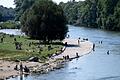 Sommerhitze in Deutschland       -  Zahlreiche Menschen genießen das sonnige Wetter in der Münchner Innenstadt am Ufer der Isar. (Archivbild)