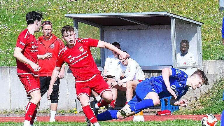 Rhöner Fußball-Nachlese - Schmerzhafte Begegnung für Alexander Brakk im Spiel gegen den FC Gerolzhofen. Rhöner Fußball-Nachlese - Schmerzhafte Begegnung für Alexander Brakk im Spiel gegen den FC Gerolzhofen.