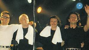 Haindling: Eins der wenigen erhaltenen Bilder von den großen Konzerten, die Lothar Büttner in den 80er Jahren organisierte. Haindling auf der Bühne der Bad Neustädter Stadthalle.Foto: Lothar Büttner Haindling: Eins der wenigen erhaltenen Bilder von den großen Konzerten, die Lothar Büttner in den 80er Jahren organisierte. Haindling auf der Bühne der Bad Neustädter Stadthalle.Foto: Lothar Büttner