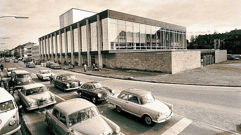 Das gerade fertiggestellte Theatergebäude kurz vor seiner Eröffnung am 4. Dezember 1966.