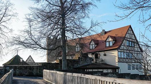 Der heutige prächtige Anblick der Gebäude auf dem Schlossberg ist der aktiven „Schlossberggemeinde“ zu verdanken, die die Ruine ab 1921 vom Schutt befreit und wieder aufgebaut hat. Der heutige prächtige Anblick der Gebäude auf dem Schlossberg ist der aktiven „Schlossberggemeinde“ zu verdanken, die die Ruine ab 1921 vom Schutt befreit und wieder aufgebaut hat.