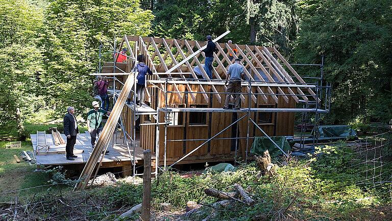 Diese Blockhütte wird von den Schülern der Berliner St. Marienschule im Frammersbacher Forst gebaut.