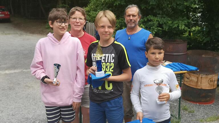 Siegerehrung (von links): David Weierich, Jugendwartin Margitta von Kroge, Yunis Ziche, Sportwart Mike Feuß und Jaden Jeckel Siegerehrung (von links): David Weierich, Jugendwartin Margitta von Kroge, Yunis Ziche, Sportwart Mike Feuß und Jaden Jeckel