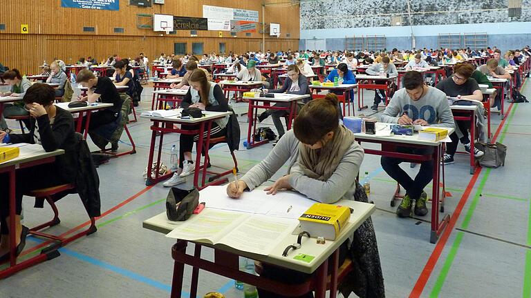 Auch als Prüfungssaal für die schriftlichen Abiturprüfungen an der FOS/BOS hat die Main-Spessart-Halle in Marktheidenfeld schon gedient. Die neu zu bauende Mehrzweckhalle sollte nach den Wünschen der Stadträte aber noch vielseitiger nutzbar sein.