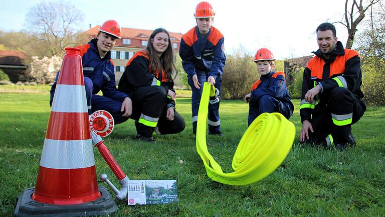 Auf dem Weg zu den Schlossparktagen: Floriana, Mitglied der Casteller Jugendfeuerwehr, rollt den C-Schlauch zielgenau aus.